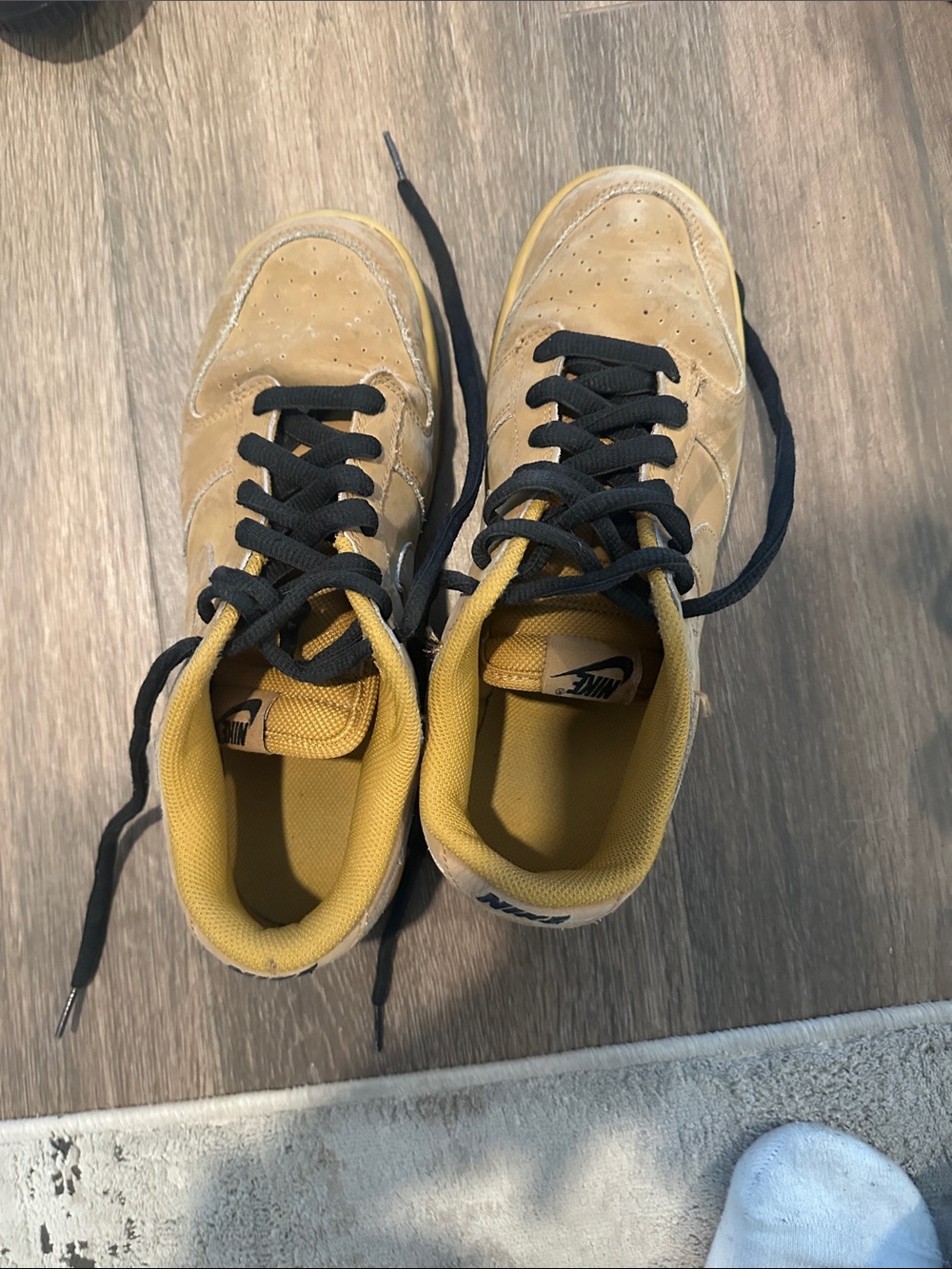 Nike Men’s Low-Top Sneakers in Tan, Black and Yellow